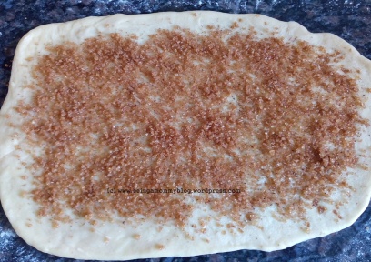 cinnamon-roll-layering